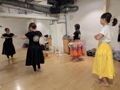 Photo12 Ka Hokulani Hula Studio レッスン風景 みんな真剣な顔でmotoeの指導を受けている