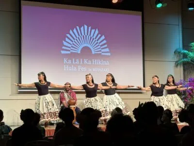 Photo24 Ka Hokulani Hula Studio Hālau Hula Kauluokalāの皆さんカヒコ