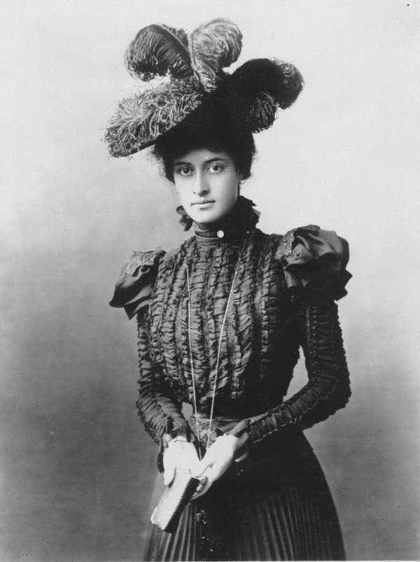 Photo60 Ka Hōkūlani Hula Studio カイウラニ王女 出展ハワイ州観光局