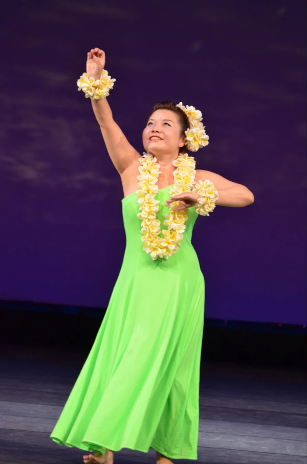 Photo62 Ka Hōkūlani Hula Studio アウアナを披露するmotoe