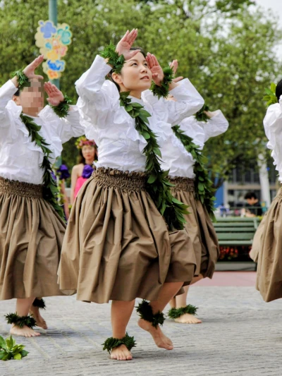 Photo66 Ka Hōkūlani Hula Studio 大地を踏みしめ天に祈りを捧げるウォーリアースタイルのカヒコを踊るmotoe